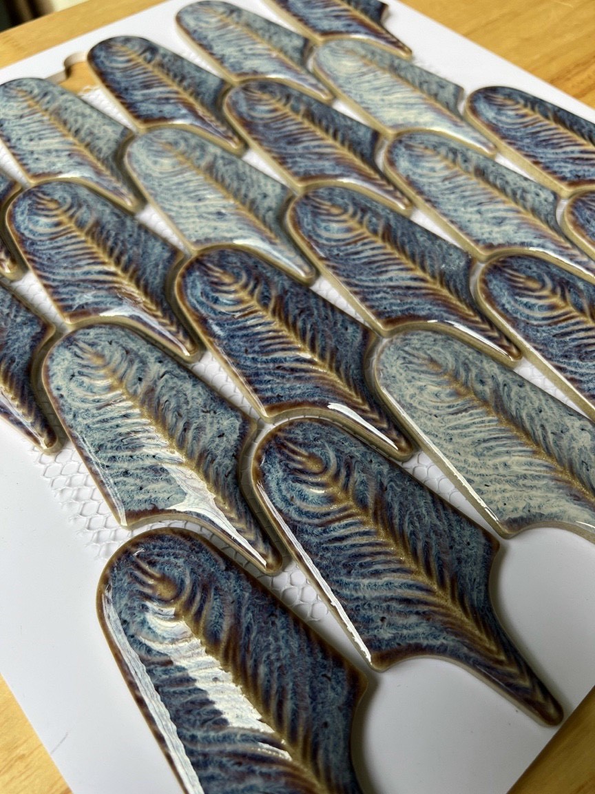 Gạch mosaic gốm lông vũ màu xanh dương